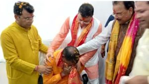 सीएम धामी के कुर्सी पर बैठाते ही भावुक हुए मेयर रामपाल एक प्रण के चलते 4  साल 8 महीने तक नही बैठे मेयर की कुर्सी पर । - Uttarakhandlive24