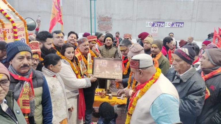 खटीमा- प्रातःकालीन सड़कों पर लगातार छठवें दिन उमडा राम भक्तों का जन सैलाब, हर ओर सिर्फ “जय श्री राम” नाम से गुंजायमान थी शहर की सड़कें।