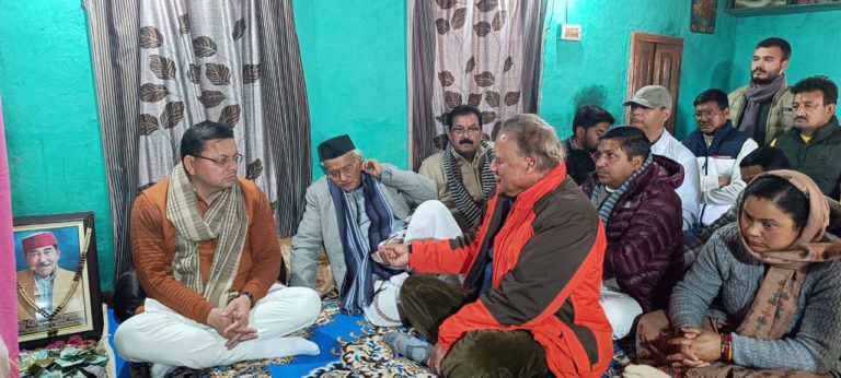 लोहाघाट मुख्यमंत्री धामी और पूर्व मुख्यमंत्री/राज्यपाल कोश्यारी पहुंचे पूर्व दर्जा राज्यमंत्री स्व हयात सिंह महरा के आवास और शोकाकुल परिवार के साथ शोक संवेदना की व्यक्त।