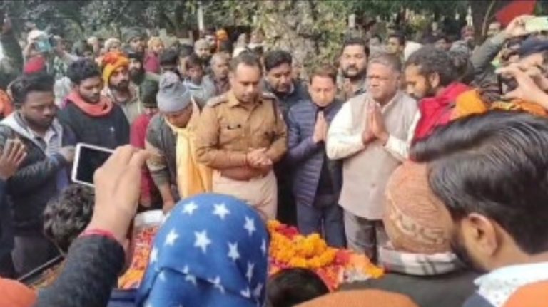 खटीमा- बाबा भारामल मंदिर के पुजारी हरिगिरि महाराज को जूना अखाड़े के विधि विधान के साथ हजारों श्रद्धालुओं की मौजूदगी में दी गई समाधि।