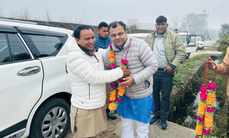 काबिना मंत्री धन सिंह रावत चंपावत दौरे को जाने के दौरान खटीमा विधानसभा बीजेपी नेता गणेश ठकुराठी के आवास में परिजनों व बीजेपी कार्यकर्ताओं से की मुलाकात।