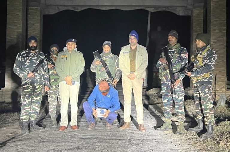 खटीमा:एस एस बी इंटेलिजेंस विभाग की सूचना पर चकरपुर चौकी पुलिस व एसएसबी ने संयुक्त अभियान में एक व्यक्ति को 19 ग्राम स्मैक संग किया गिरफ्तार।