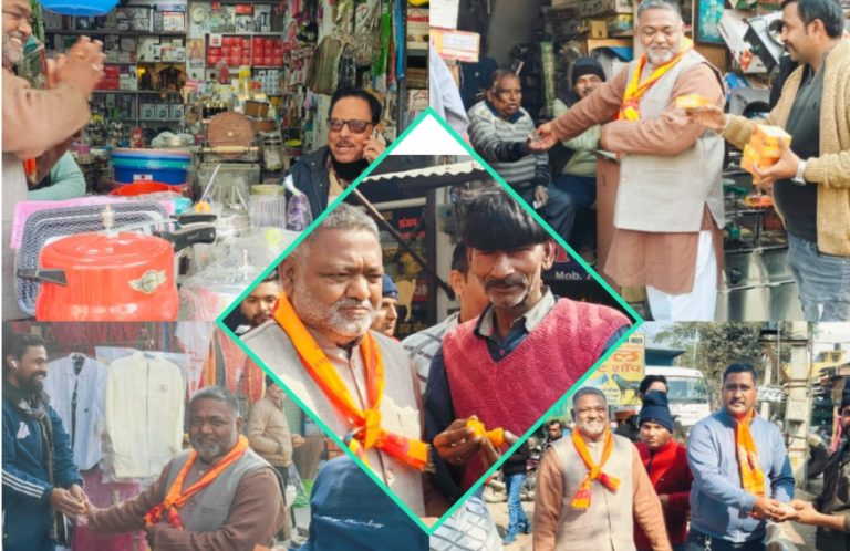 अयोध्या में बने राम मंदिर के उद्घाटन से उत्साहित राम भक्त भाजपा प्रदेश कार्यकारिणी के सदस्य रमेश चंद्र जोशी ने लड्डुओं का प्रसाद बना स्वंय पूरे बाजार में किया वितरण।