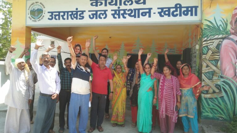 खटीमा-पेयजल आपूर्ति सुचारू करने की मांग को लेकर वार्ड वासियों ने जल संस्थान के अधिशासी अभियंता को सौंपा ज्ञापन।