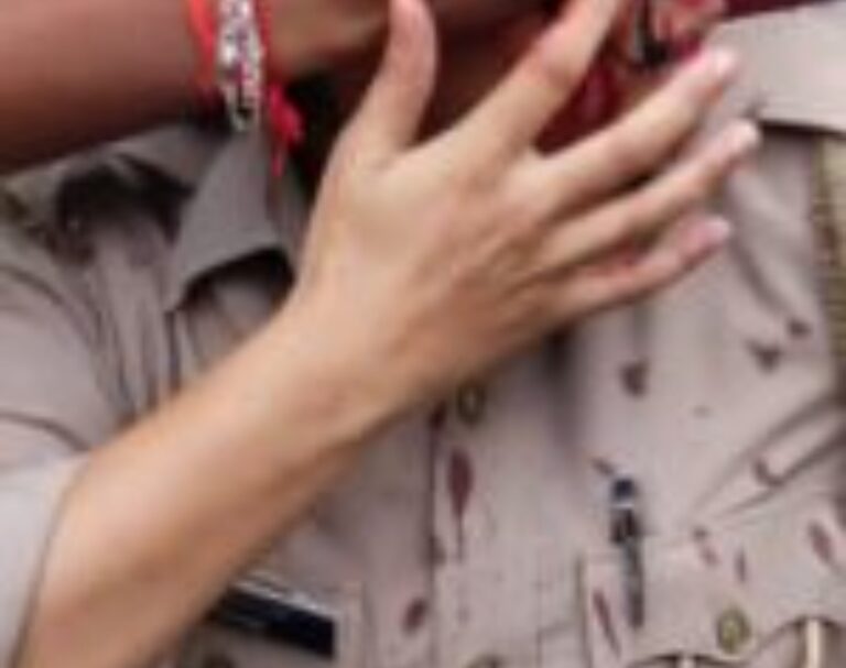 हवालात में बंद अपने पिता को मोबाइल फोन पकड़ा रहा था किशोर, सिपाही ने रोका तो आपा खो बैठे किशोर ने पीछे से हमला कर सिपाही का फोड़ा सिर,