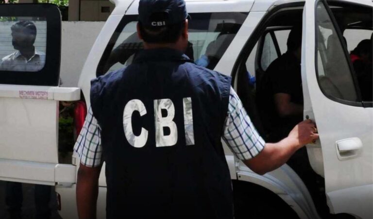 सीपीडब्ल्यूडी के सहायक अभियंता को एक लाख रुपये की रिश्वत लेते हुए सीबीआई ने रंगे हाथ किया गिरफ्तार,आरोपियों के परिसरों की तलाशी में भारी मात्रा में नगदी व आपत्तिजनक दस्तावेज़ भी किये बरामद।