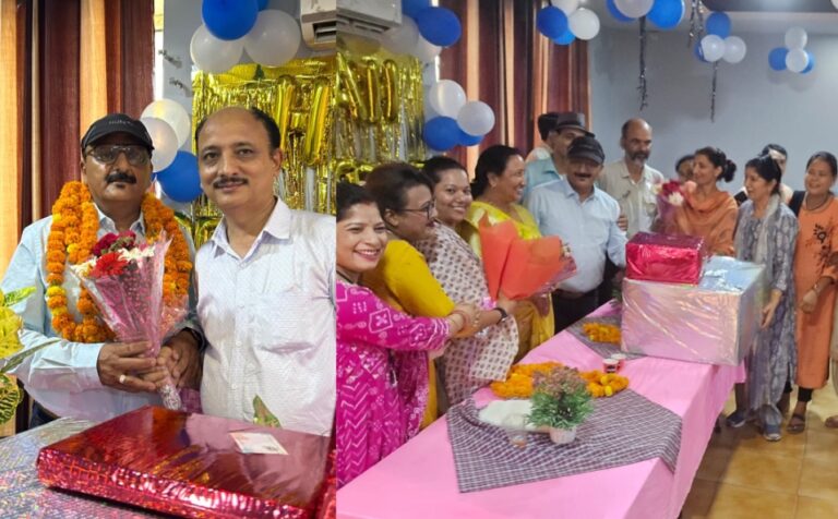 उप जिला चिकित्सालय में तैनात मुख्य फार्मेसी अधिकारी के एस वल्दिया हुए सेवानिवृत्ति ,अस्पताल स्टाफ ने भावभीनी दी विदाई।