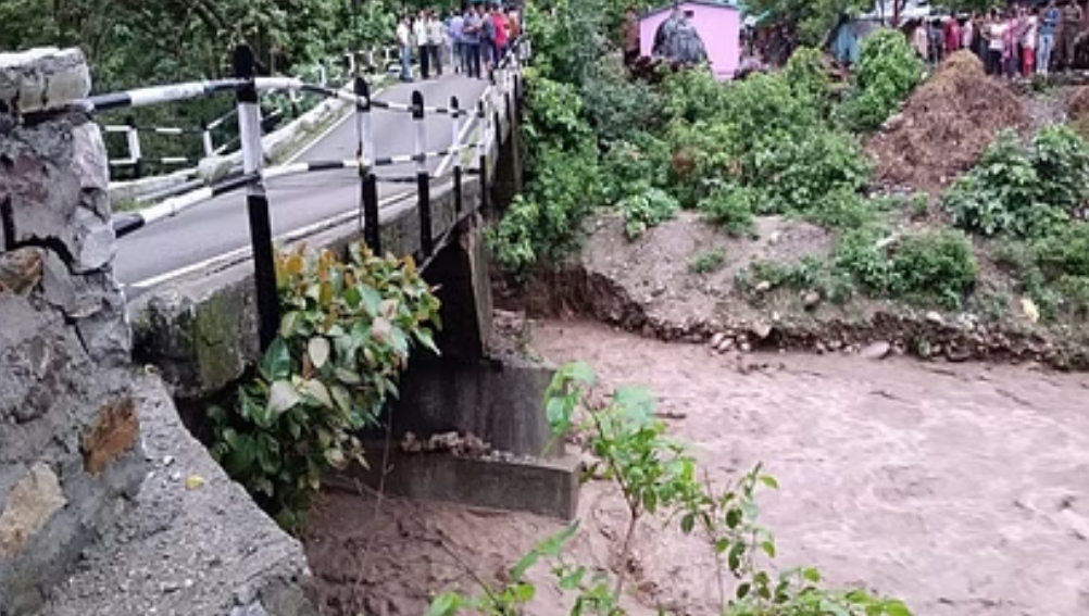 रामनगर में बारिश ने मचाया तांडव,रामनगर से रानीखेत को जोड़ने वाला प​नियाली पुल टूटा, लोगों को आवाजाही हुई ठप।👉👇📹 देखिये वाइरल वीडियो।