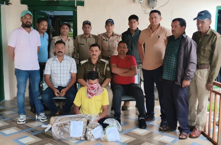 उत्तराखण्ड एसटीएफ एवं चम्पावत वन प्रभाग की संयुक्त कार्यवाही में देवीधुरा फॉरेस्ट रेंज से एक वन जीव तस्कर को 02 लेपर्ड की खाल के साथ किया गिरप्तार, मुख्य आरक्षी गोविन्द बिष्ट की रही विशेष भूमिका।