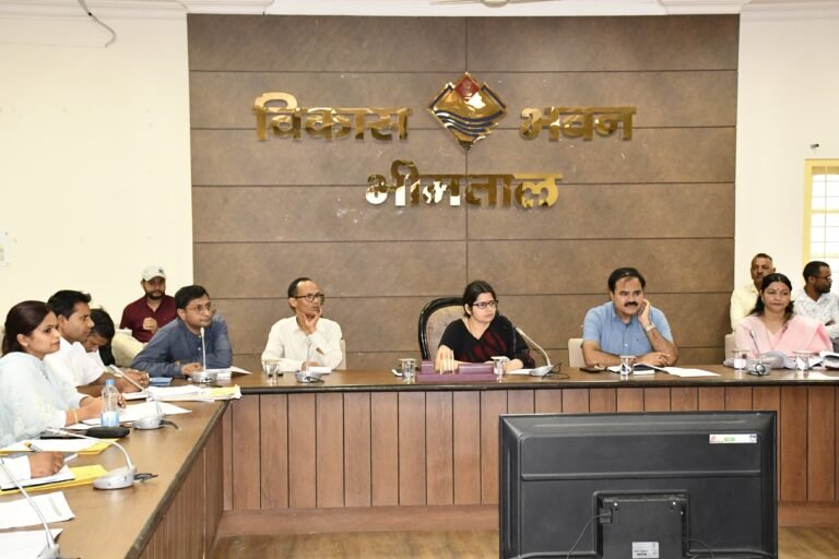 जिलाधिकारी वंदना सिंह की अध्यक्षता में ब्लॉक ओखलकांडा और बेतालघाट के ग्राम प्रधानों, ब्लॉक प्रमुख तथा अन्य जनप्रतिनिधियों के साथ जल जीवन मिशन की योजनाओं की समीक्षा की।