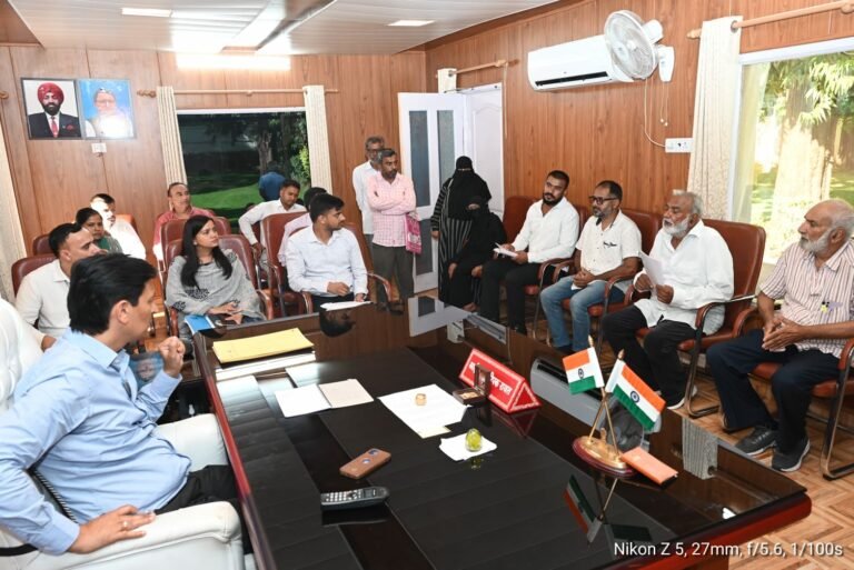 कुमाऊं कमिश्नर दीपक रावत ने जनसुनवाई कर भूमि विवाद के मामले में दोनो पक्षों के साथ राजस्व के अधिकारियों को तलब कर किया निपटारा,15 लाख की धनराशि वापस कराने निर्देश दिये।