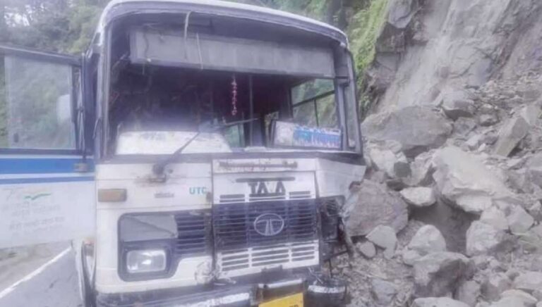 टनकपुर-पिथौरागढ़ राष्ट्रीय राजमार्ग पर सूखीढांग के पास ड्राइवर की सूझबूझ से टला बड़ा हादसा,, फेल हुआ रोडवेज बस का स्टेरिंग, यात्रियों में मची चीख पुकार।
