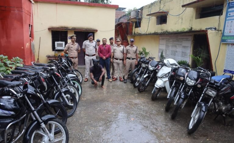 ऊधम सिंह नगर पुलिस ने चोरी के 16 दोपहिया वाहनो के साथ 01 शातिर ऑटोलिफ्टर को किया गिरफ्तार,आरोपी पूर्व में भी दोपहिया वाहनों की चोरी के मामले में जा चुका है जेल।