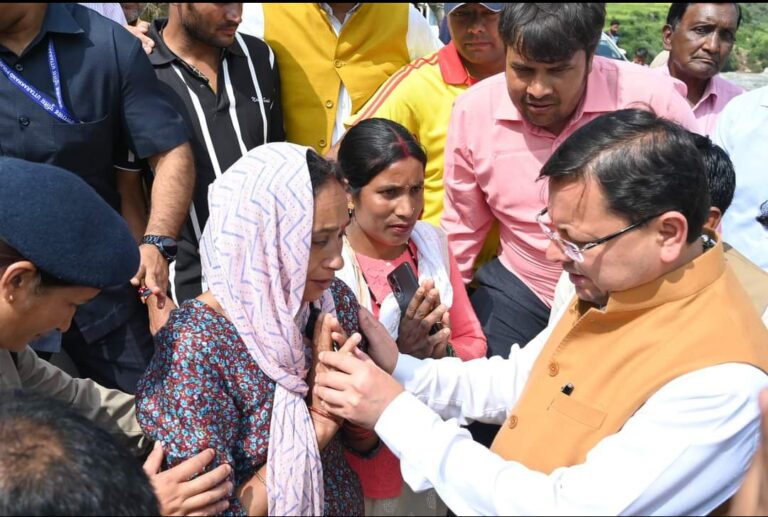मुख्यमंत्री धामी ने टिहरी क्षेत्रांतर्गत घुत्तू-पंजा-देवलिंग टिहरी पहुंचकर अतिवृष्टि से प्रभावित घुत्तु गांव का किया स्थलीय निरीक्षण, आपदा पीड़ितों को देखकर भावुक हुए- सीएम