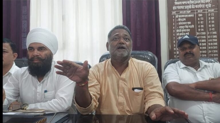 उपजिला चिकित्सालय में खटीमा विधायक के धरने के बाद बीजेपी हुई हमलावर,भाजपा ने विधायक कापड़ी पर जुमलेबाजी कर जनता को गुमराह करने का लगाया आरोप।