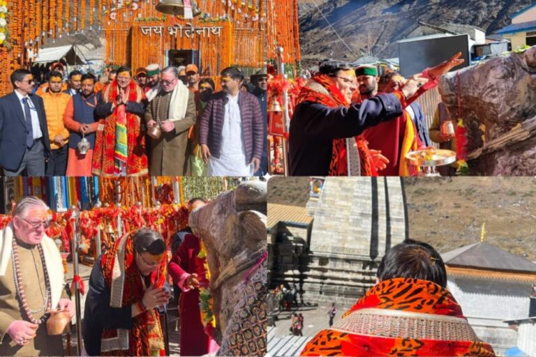 केदारनाथ धाम पहुंचे मुख्यमंत्री पुष्कर सिंह धामी, बाबा केदार की पूजा-अर्चना कर देश प्रदेश की खुशहाली के लिए की कामना, सीएम को अपने बीच पाकर उत्साहित दिखे श्रद्धालु।