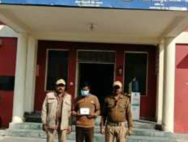 सरकारी अस्पताल में रिटायर्ड फौजी ने लाइसेंसी रिवाल्वर से की फायरिंग,अस्पताल में मचा हड़कंप, पुलिस ने आरोपी को किया गिरफ्तार।