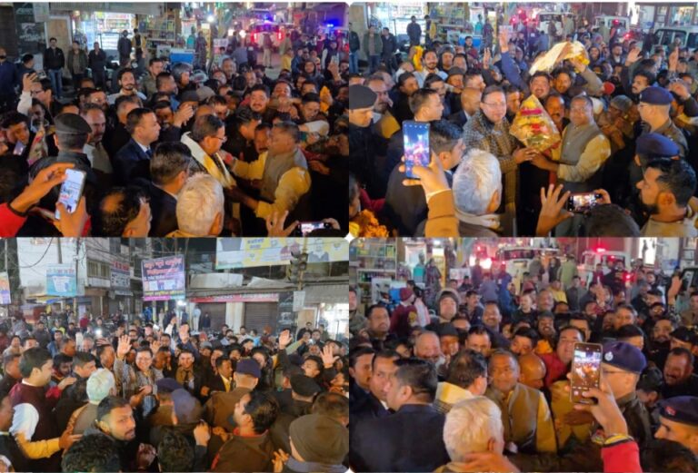 खटीमा निकाय चुनाव में मिली ऐतिहासिक जीत के बाद मुख्यमंत्री धामी का गृह क्षेत्र पहुचे पर आम जनता ने सीएम की गाड़ियों का काफिला रोककर किया भव्य स्वागत।