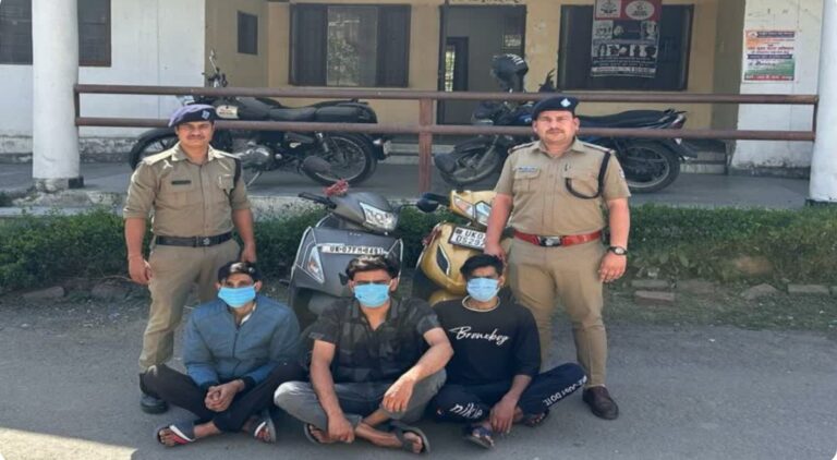 Dehradun के सहस्त्रधारा में नशे में धुत युवक-युवतियों में जमकर मारपीट का वायरल हुआ Video,पुलिस ने हिरासत में लिये युवती को पीटने वाले तीन युवक।