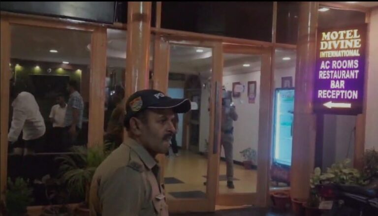 शहर के नामी होटल में पुलिस ने की छापेमारी,…चल रही थी रेव पार्टी, परोसा जा रहा था नशा, नशे की हालत में पकड़े 50 से अधिक उच्च शिक्षण संस्थान के छात्र-छात्राएं ,पुलिस ने बार और हॉल किया सील।