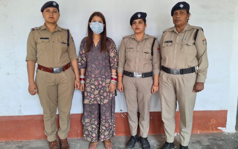 लुटेरी दुल्हन हुई गिरफ्तार: शादी के झांसे में फंसाकर करती थी लाखों की ठगी और ब्लैकमेलिंग,उत्तर प्रदेश और उत्तराखंड के विभिन्न थानों में डेढ़ दर्जन से अधिक दर्ज हैं मुकदमे।