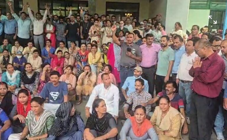 हल्द्वानी-डॉ. सुशीला तिवारी मेडिकल कॉलेज और अस्पताल में कार्यरत लगभग 700 उपनल कर्मचारियों ने किया कार्य बहिष्कार, अनिश्चितकालीन हड़ताल की चेतावनी।