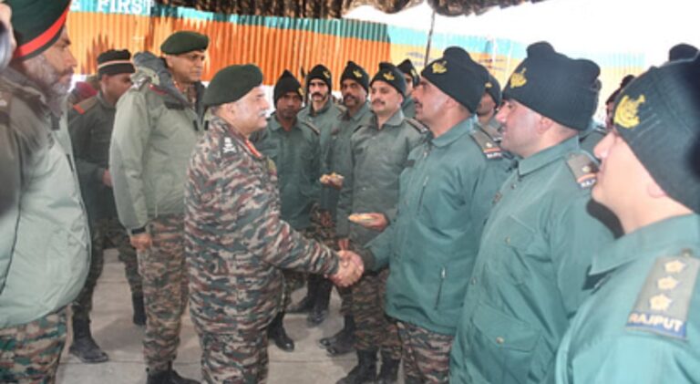 उत्तराखंड- थल सेना प्रमुख जनरल उपेंद्र द्विवेदी ने अग्रिम चौकियों का किया दौरा,जवानों से मिले की हौसला आफजाई , ज्योतिर्मठ में कम्युनिटी रेडियो स्टेशन का किया शुभारंभ