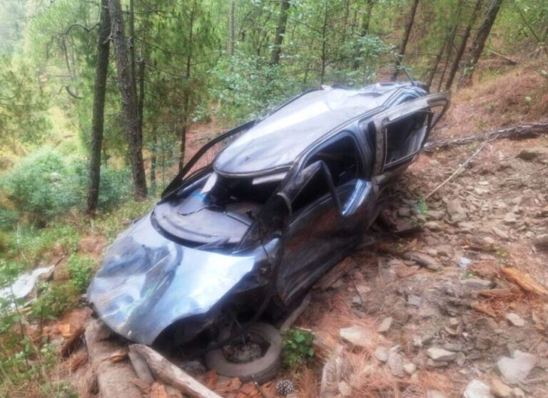 दुखद सड़क हादसा, अनियंत्रित कर 200 मीटर गहरी खाई में जा गिरी , हादसे में दो लोगों की हुई मौत, एक गंभीर घायल,मौके पर पहुची पुलिस ने सरकारी वाहन से घायलों को पहुचाया अस्पताल।