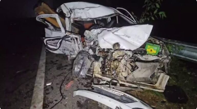 भीषण सड़क हादसा:स्कॉर्पियो की टक्कर से उड़ गए ऑल्टो कार के परखच्चे, सड़क हादसे में एक ही परिवार के  तीन लोगों की हुई दर्दनाक मौत, दो लोग गंभीर घायल,स्कॉर्पियो सवार मौके से फरार।