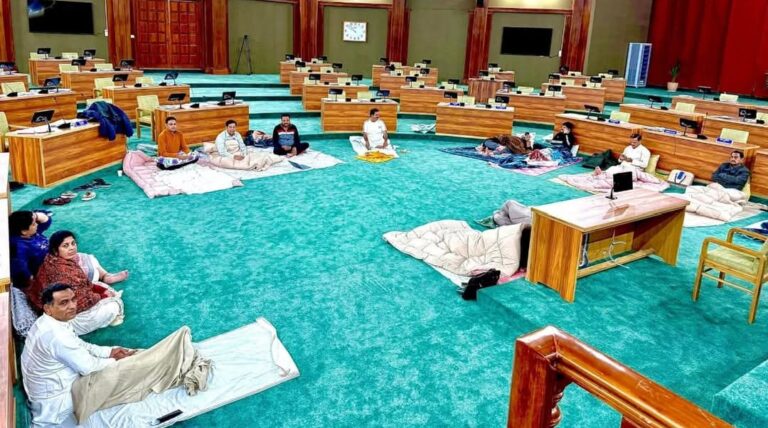 उत्तराखंड की राजनीति में विरोध का  नया अध्याय – कांग्रेस विधायकों ने सदन को बनाया ‘धरना स्थल’, बिस्तर संग रात्रि विश्राम की चेतावनी, विधानसभा अध्यक्ष ने जताई नाराज़गी।देखिए वीडियो 📹📹