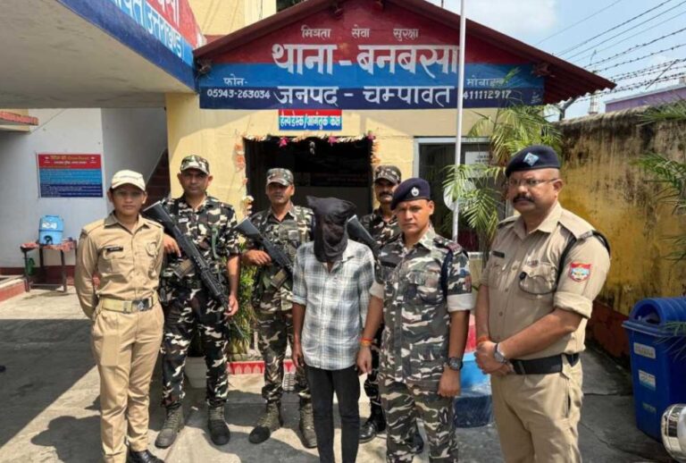 बनबसा- भारत नेपाल अंतरराष्ट्रीय सीमा में नकली करेंसी बरामद, SSB ने जाली के करेंसी के साथ युवक को किया पुलिस के हवाले।