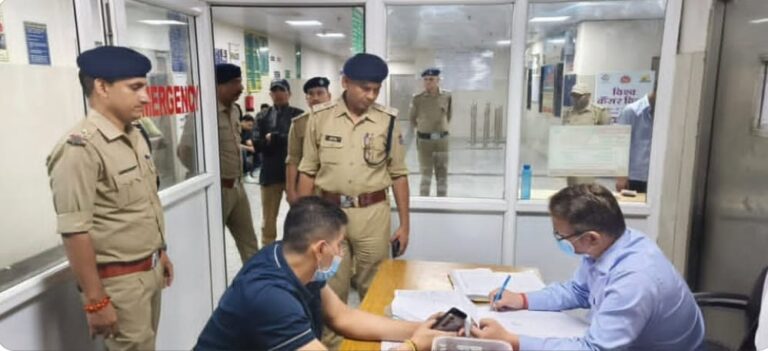 देहरादून में नशे में धुत दारोगा ने कई गाड़ियों को मारी टक्कर, एसओ की करतूत से पुलिस पर दाग…नशे में तीन वाहनों को मारी टक्कर, गुस्साई भीड़ ने जमकर किया हंगामा, SSP ने किया तत्काल निलंबित, मुकदमा भी दर्ज।