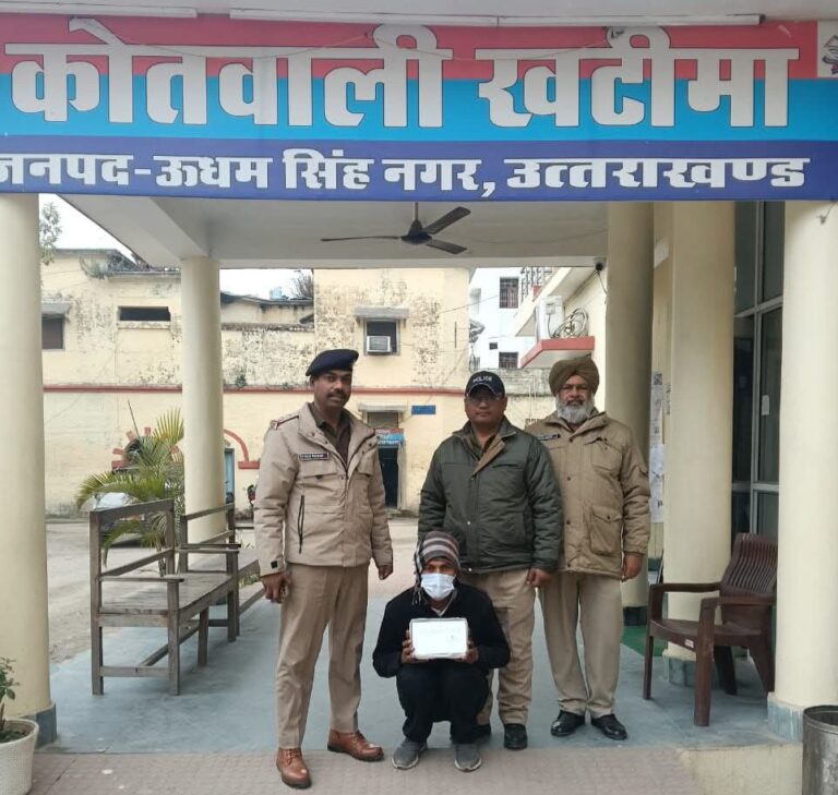 🚨 खटीमा पुलिस को बड़ी सफलता: महिलाओं को झांसे में लेकर चोरी करने वाला शातिर अभियुक्त गिरफ्तार, ₹1.20 लाख नकद बरामद, CCTV फुटेज से खुला मामला।