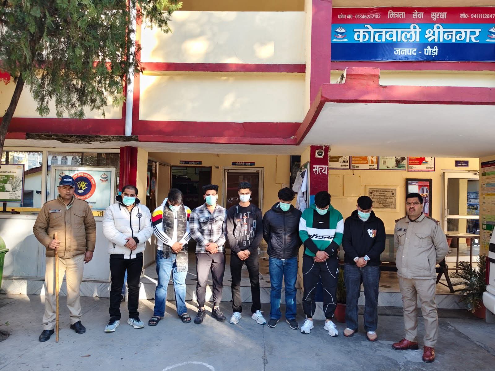 देवभूमि की शांति से खिलवाड़ पड़ा भारी: श्रीनगर में स्थानीय युवकों से मारपीट करने वाले 7 बाहरी पर्यटक गिरफ्तार, कारें सीज।