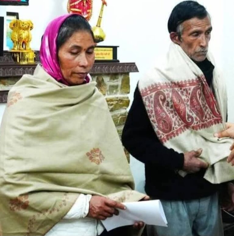 अंकिता भंडारी हत्याकांड: अफवाहों पर टूटा मां का सब्र, बोलीं—“जब मेरी बेटी नहीं बिकी, तो मैं कैसे बिक सकती हूं?”