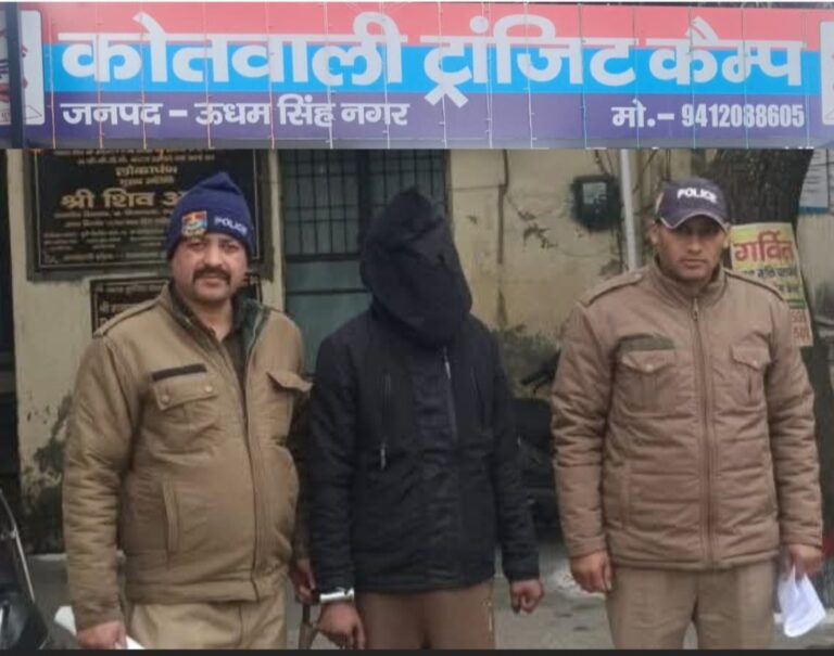 चलती कार में किशोरी से दुष्कर्म, सिडकुल जा रही थी पीड़िता, लिफ्ट के बहाने बैठाया, फैक्ट्री छोड़ने की जगह घुमाकर दिया वारदात को अंजाम, 24 घंटे में एक अभियुक्त गिरफ्तार, कार बरामद — दूसरा फरार।