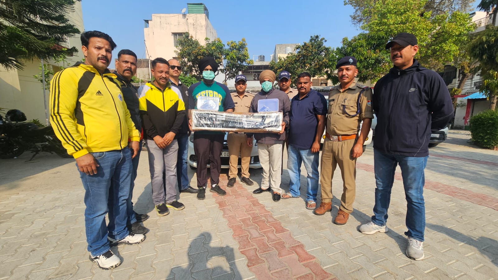 उत्तराखंड STF का बड़ा एक्शन: अंतरराज्यीय हथियार तस्करी गिरोह का भंडाफोड़, ऑटोमेटिक हथियारों के साथ 2 शातिर गिरफ्तार।