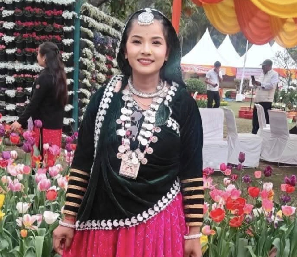 खटीमा: उत्तराखंड की थारू जनजाति की प्रसिद्ध लोक गायिका रिंकू राणा का सड़क हादसे में निधन। राज्य स्तर पर बनाई थी अलग पहचान; मुख्यमंत्री धामी ने जताया शोक।